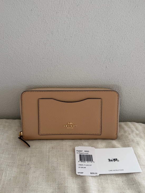 Coach Handbags - Coach Beechwood Beige Crossgrain Leather Zip Wallet NWT